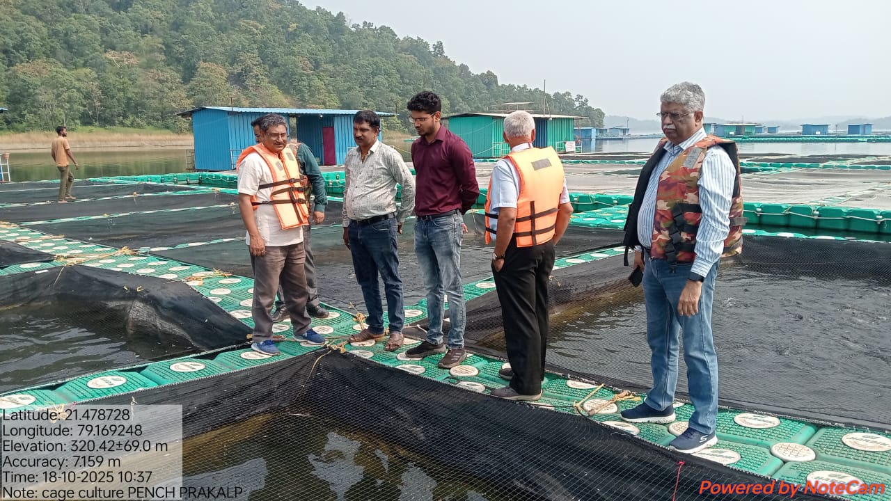Visit of Hon’ble Dr. Niteen Patil, Vice Chancellor, MAFSU, Nagpur to Cage fish culture units at Pench Reservoir  on 18102025 (18).jpg